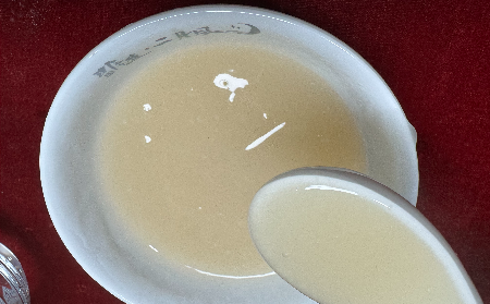 多少媽媽栽在輔導(dǎo)作業(yè)上！姥姥端來(lái)的一杯溫?zé)嵊袡C(jī)葛根粉，竟成了情緒 “滅火器”